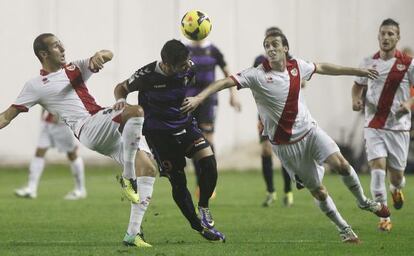 Javi Guerra pugna por un bal&oacute;n ante los defensas del Rayo