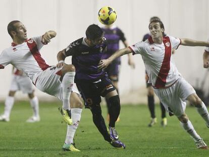 Javi Guerra pugna por un bal&oacute;n ante los defensas del Rayo