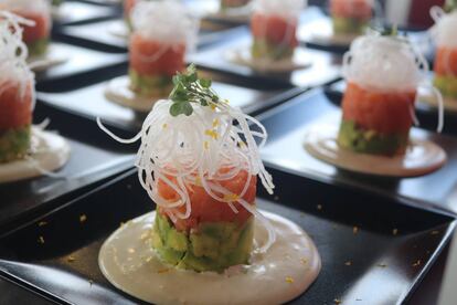 Tartar de salmón y aguacate con mahonesa de ciítricos.