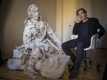 Jos&eacute; Manuel Lorenzo, junto a una escultura de Alatriste.