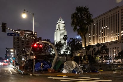 Tiendas de campaña sobre una banqueta de la ciudad de Los Ángeles (California), en enero de 2024. 