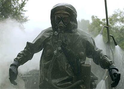 Un especialista del Ejército austriaco, durante unas maniobras contra posibles ataques bacteriológicos.