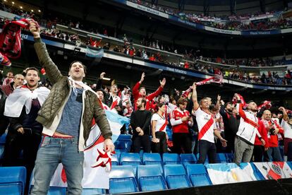 Aficionados de River Plate en las gradas del estadio Santiago Bernabéu.