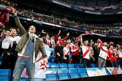 Aficionados de River Plate en las gradas del estadio Santiago Bernabéu.