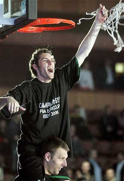 Rudy Fernandez, del DKV Joventut, celebra la victoria en la final de la Copa FIBA 2005/06 en Kiev.