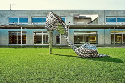 Una enorme sandalia de tac&oacute;n hecha con ollas de la artista portuguesa Joana Vasconcelos preside el jard&iacute;n central del edificio, que alberga una fuente que recoge y recicla el agua de la lluvia. Concebido por el arquitecto Jean-Marc Sandrolini como una &ldquo;caja m&aacute;gica&rdquo;, tiene 32 metros cuadrados de paneles solares en el tejado, que permiten cubrir el 56% de sus necesidades de agua caliente. Tras la cristalera puede verse su galer&iacute;a de arte, presidida por ilustraciones de calzado de Warhol.