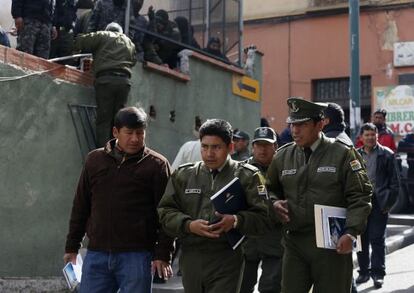 Algunos representantes de los polic&iacute;as bolivianos dejan las barricadas para acudir a las negocioaciones. 