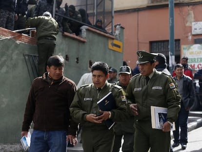 Algunos representantes de los polic&iacute;as bolivianos dejan las barricadas para acudir a las negocioaciones. 