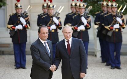 Los presidentes franc&eacute;s y ruso, Hollande y Putin, el pasado junio en Par&iacute;s.
