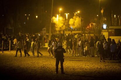 Moltes persones van celebrar el final del toc de queda a la Barceloneta. 