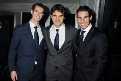 Federer, flanqueado por Murray y Nadal, en la cena previa a la Copa de Maestros.