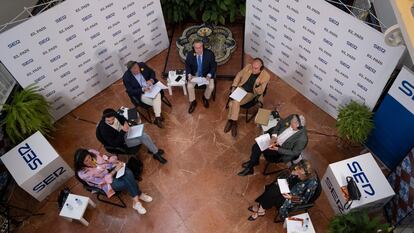 Los candidatos a la alcaldía de Sevilla, durante el debate celebrado en el patio de Radio Sevilla de la Cadena SER, este lunes.