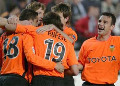 Los jugadores del Valencia abrazan a Jorge Lopez, después de que éste marcara el gol del triunfo.