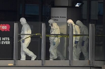 Policía forense en el puente que une Victoria Station con el Manchester Arena.