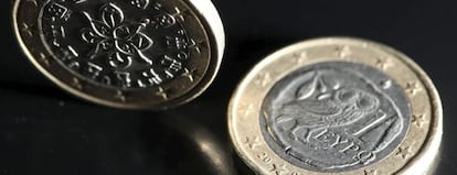 En la imagen, dos monedas de euro. EFE/Archivo