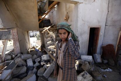 Un joven yemení inspecciona el lugar de un ataque aéreo en el distrito árabe a 25 kilómetros al norte de la capital de Sanaa (Yemen).