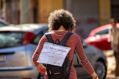 Una psicóloga voluntaria recorre las calles de Benetússer, este sábado. 