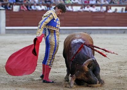 Eduardo Gallo da un pase a un flojo ejemplar de la ganadería de Ventorrillo, en la línea de falta de casta que ha caracterizado a los toros de San Isidro.