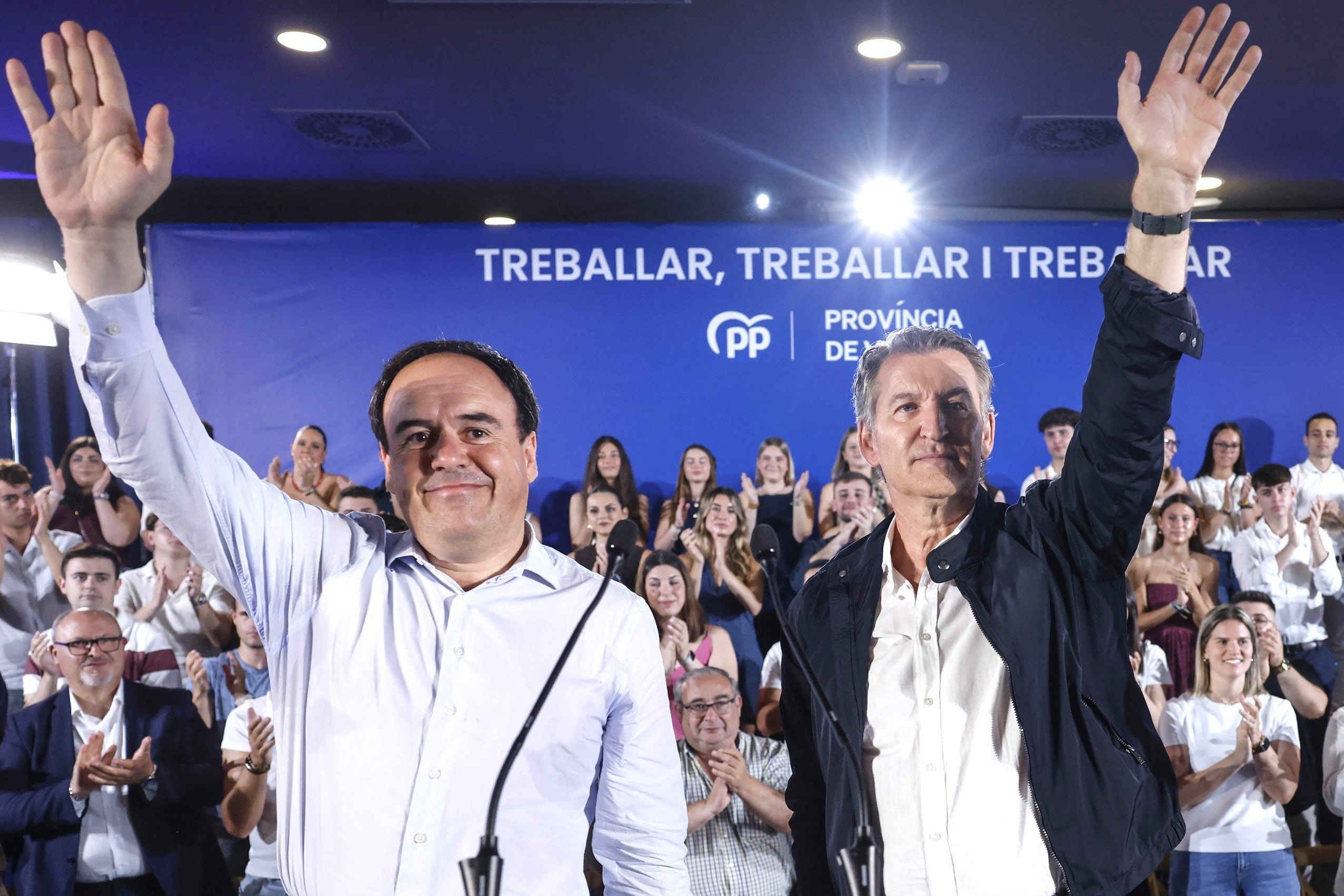 Los socialistas valencianos exhiben un dosier con “sospechas de corrupción” de Pérez Llorca y su entorno