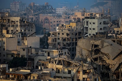 Vista panorámica de edificios destruidos en la ciudad de Gaza, este domingo.