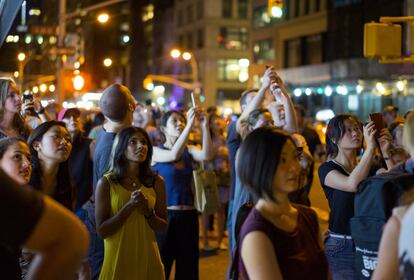 La calle se llenó de gente para poder asistir al espectáculo. 