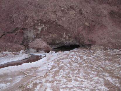 Un acceso a las cuevas de sal de Namakdan, en la isla de Qeshm (Irán), donde las estalactitas apenas necesitan unos días o semanas, tras las lluvias, para crearse.