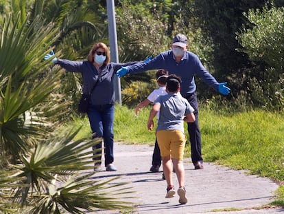 Dos niños corren a los brazos de sus abuelos tras el fin del confinamiento, en la urbanización de la Ermita en Algeciras (Cádiz), en mayo de 2020.