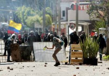 Un grupo de estudiantes se enfrentan a miembros del Escuadrón Móvil Anti Disturbios de Colombia (ESMAD), durante una protesta en Bogotá (Colombia) en apoyo al paro agrario convocado por algunos sectores agrarios que reclaman soluciones a sus problemas y el cumplimiento de los acuerdos que pusieron fin a las protestas del año pasado, y que comenzó.