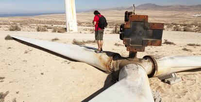 Una turbina rota en Fuerteventura (Canarias).