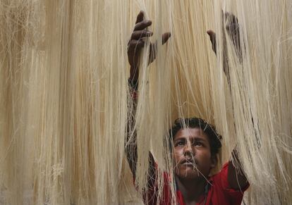 Un trabajador indio seca fideos que se utilizan para hacer un plato típico en el mes del Ramadán, en Hyderabad (India).