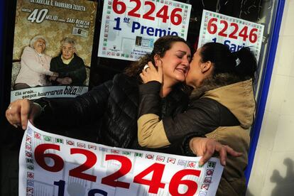 El Gordo en 2014 repartó 640 millones de euros, (cuatro millones para cada una de las 160 series del número agraciado) han volado a diez provincias distintas. En la foto, dos mujeres celebran en la administración de lotería de Arrasate-Mondragón (Guipúzkoa) el Gordo de la Lotería de Navidad de 2013 que ha repartido 180 millones de euros.