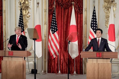 "Ya veremos qué ocurre. Sé que el primer ministro [Abe] es próximo de los líderes iraníes. Nadie quiere que ocurra algo terrible, especialmente yo", señaló Donald Trump antes de reunirse con Shinzo Abe. En la imagen, ambos mandatarios durante la conferencia de prensa esta mañana en Tokio (Japón).