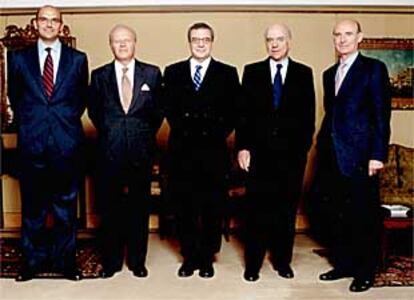 De izquierda a derecha, Fernando Abril, consejero delegado de Telefónica; Emilio Ybarra, copresidente de BBVA; César Alierta, presidente de Telefónica; Francisco González, copresidente de BBVA, y Pedro Luis Uriarte, vicepresidente de BBVA.