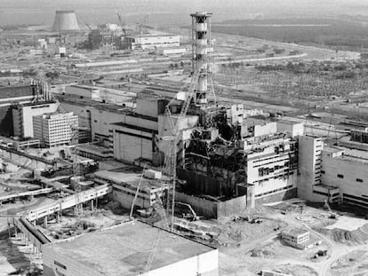 Vista aérea de la central nuclear de Chernóbil en una imagen tomada dos o tres días después del accidente. Tras la explosión y el incendio, varios helicópteros rociaron desde el aire pegamento, para intentar bajar el nivel de radiación en la zona.