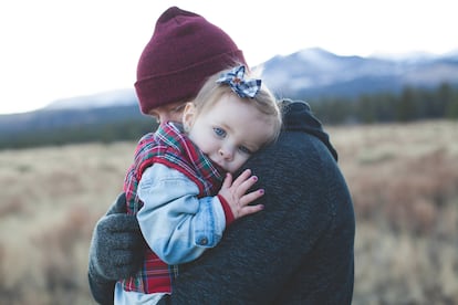 Un padre abraza a su hija.