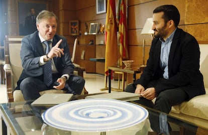 El delegado del Gobierno en la Comunidad Valenciana, Moragues, a la izquierda, con el consejero de Educaci&oacute;n, Marz&agrave;, en la reuni&oacute;n.