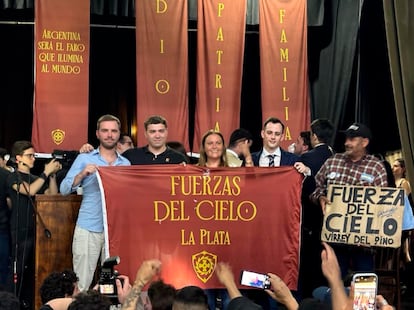 Jóvenes simpatizantes de Javier Milei durante la presentación del grupo 'Las Fuerzas del Cielo', el 16 de noviembre de 2024 en Buenos Aires.