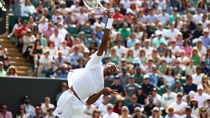 Eubanks sirve durante el partido contra Tsitsipas en la Court 1 de Wimbledon.