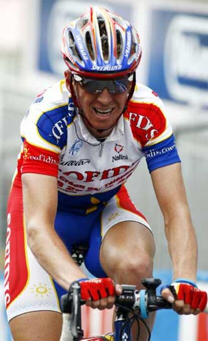 El ciclista Rik Verbrugghe cruza la  línea de meta en la séptima etapa del Giro.