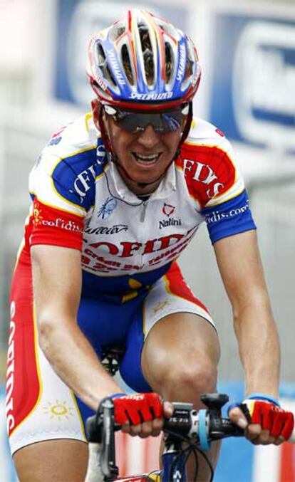 El ciclista Rik Verbrugghe cruza la línea de meta en la séptima etapa del Giro.