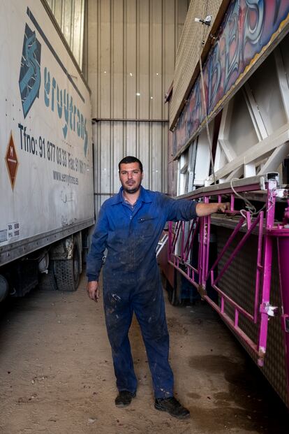 Alejandro, en la nave donde tiene su atracción aparcada en la finca donde residen los feriantes.