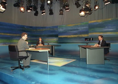 El primer debate político televisado de España, en 1993 en Antena 3, entre Felipe González, entonces presidente del Gobierno, y José María Aznar, candidato del PP. El moderador fue Manuel Campo Vidal.