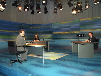 El primer debate político televisado de España, en 1993 en Antena 3, entre Felipe González, entonces presidente del Gobierno, y José María Aznar, candidato del PP. El moderador fue Manuel Campo Vidal.