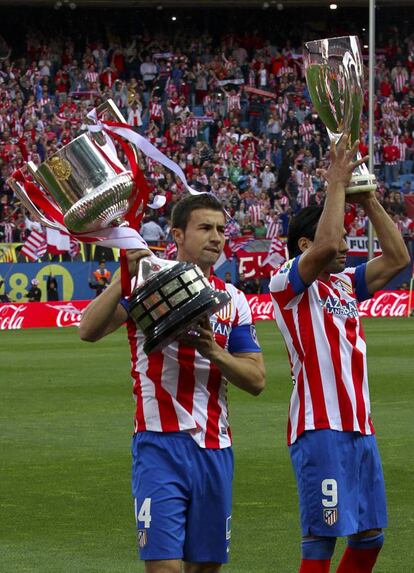 (26/5/2013) Partido de Liga. Estadio Vicente Calderón. Atlético de Madrid vs Mallorca (0-0) Gabi y Falcao ofrecen a la afición los trofeos de la Copa de España y la Supercopa de Europa.