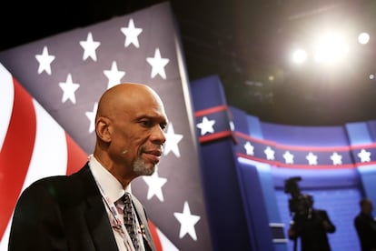 O ex-jogador de basquete Kareem Abdul-Jabbar assiste debate presidencial nos Estados Unidos.