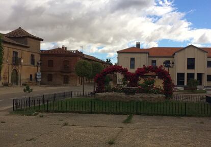 A la derecha, la residencia Santo Domingo y Santa Eloísa de Villavicencio.