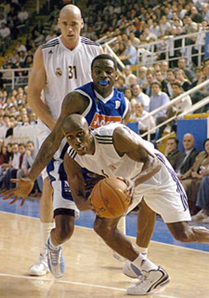 Brewer, entre los madridistas Bennett, en primer témino, y Burke.