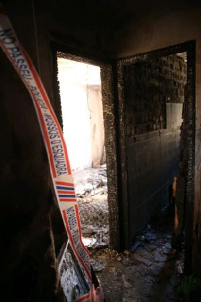 Interior del piso tras el incendio de El Vendrell en el que murieron cuatro menores.