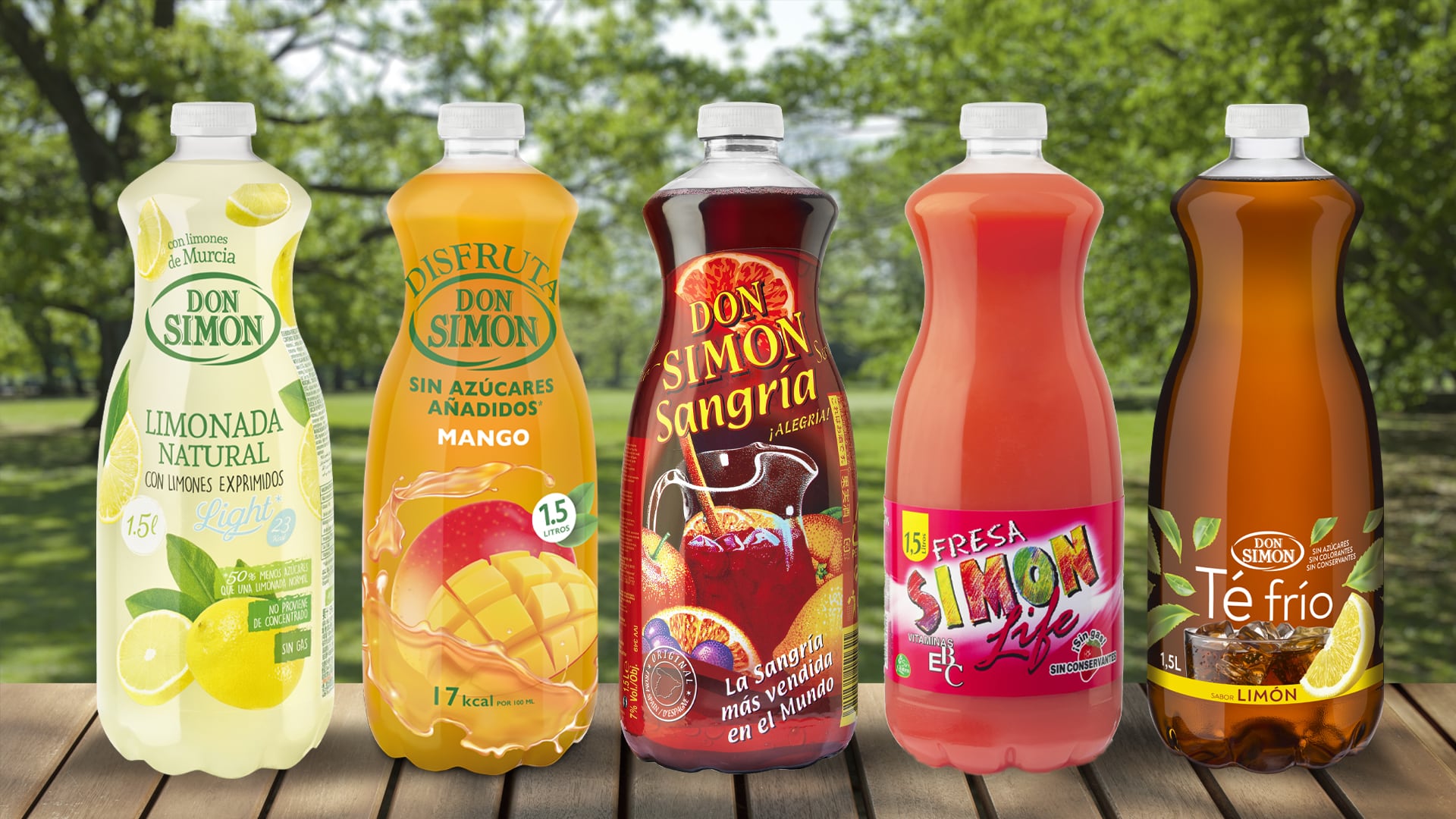 Distintos envases de zumos y bebidas Don Simón, marca del grupo García Carrión.