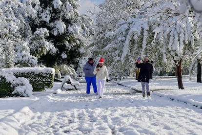 Un grupo de personas camina por un parque cubierto de nieve este viernes, en Monclova, Coahuila (México).